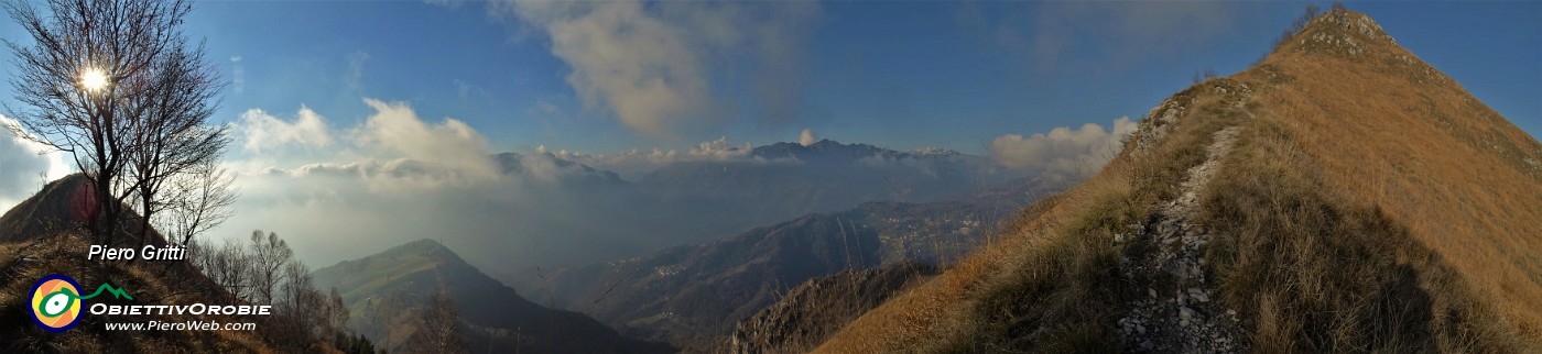 41 Dalla selletta in anticima (1280 m) la cima del Monte Gioco (1366 m) con Val Brembana a sx .jpg